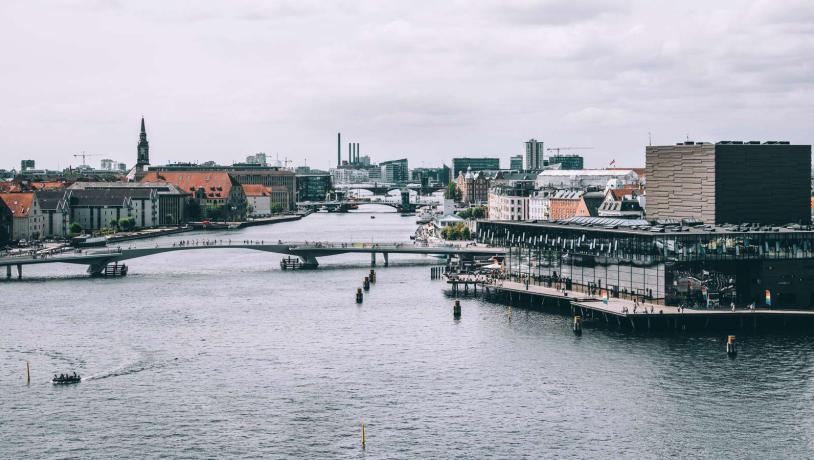 Udsigt ned gennem Københavns Inderhavn med Inderhavnsbroen og Skuespilhuset i forgrunden.
