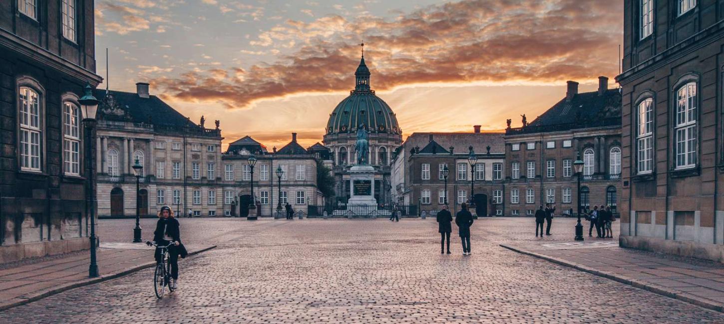 Amalienborg Slotsplads og Marmorkirken i København. 